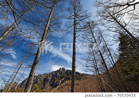 The rocky peak of Mt. Mizugaki seen from the vicinity of Fujimidaira 70570433