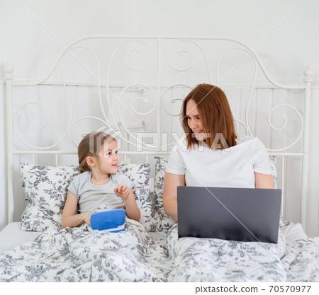 little girl and mom freelancer play on computer little girl and mom freelancer play on computer 70570977