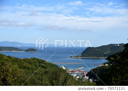 從山上可以欣賞到吉野島和片野瀨戶的景色 70571131