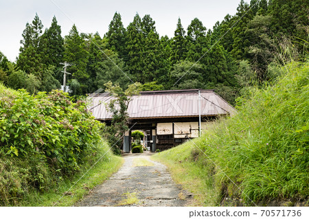 一個在東北農村擁有傳統唐門的農民 70571736
