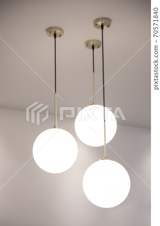 lights hanging from the ceiling 70571840