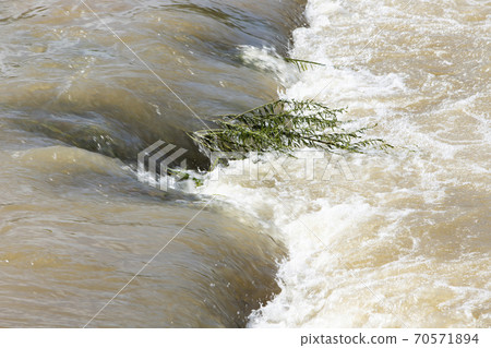 雨季時泥水流入河流 雨季時泥水流入河流 70571894
