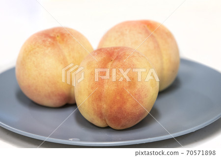 盤子裡的夏季水果桃子 盤子裡的夏季水果桃子 70571898