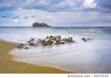 沙灘和沖繩島在冬天的白兔子海岸 70572550