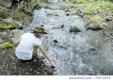 戶外,露營,徒步旅行圖像小學女孩觸摸河裡的水 戶外,露營,徒步旅行圖像小學女孩觸摸河裡的水 70572654