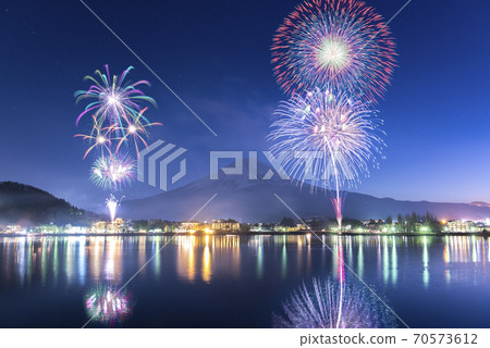 [Lake Kawaguchi, Yamanashi Prefecture] Mount Fuji and fireworks 70573612