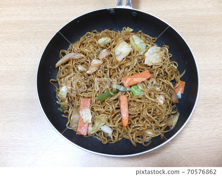 Short-time cooking Yakisoba using frozen mixed vegetables 70576862