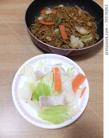 Short-time cooking Yakisoba using frozen mixed vegetables 70576863