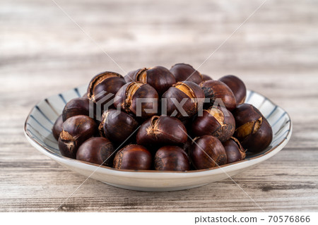 Chestnut chestnut chestnut roasted chestnut Roasted chestnut 焼き 栗 クリ くり 70576866