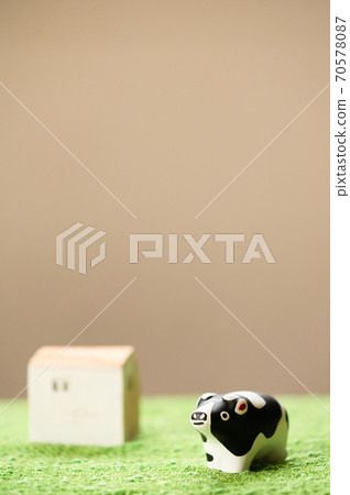 （每年2021年）站立在草地上的牛雕像，可用於新年賀卡 70578087