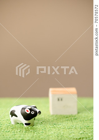 (2021, Ox) A figurine cow standing in the meadow that can be used for New Year's cards (2021, Ox) A figurine cow standing in the meadow that can be used for New Year's cards 70578572