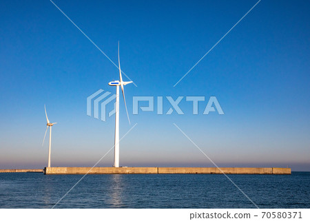 黃昏時的風力發電 黃昏時的風力發電 70580371