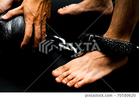 slave銬奴隸黑色背景 slave銬奴隸黑色背景 70580620