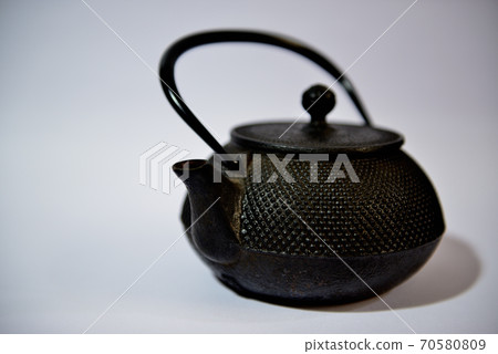 南部的鐵器鐵瓶白色背景 70580809