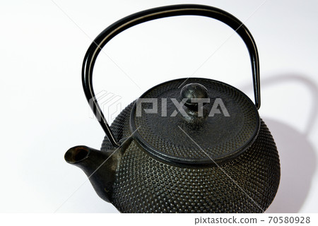 南部的鐵器鐵瓶白色背景 70580928