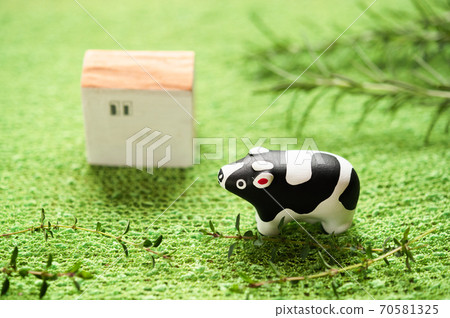 （每年2021年）站立在草地上的牛雕像，可用於新年賀卡 70581325