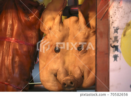 Pig heads and ducks sold in Tokusuke-Do, Hong Kong. How are pig heads used? 70582656