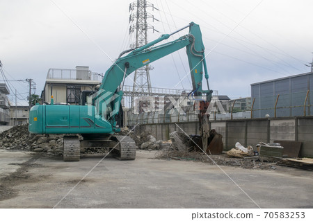 拆卸現場的工程機械 拆卸現場的工程機械 70583253