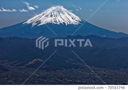 Mt. Fuji in winter seen from Mt. Kinpu Mt. Fuji in winter seen from Mt. Kinpu 70583746