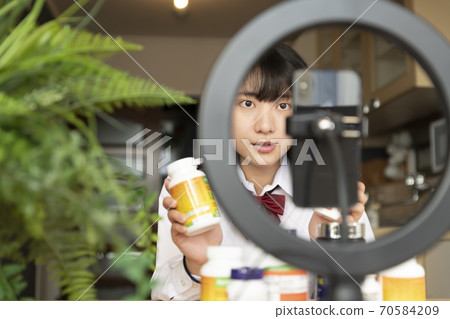 高中女生現場直播介紹補品 高中女生現場直播介紹補品 70584209