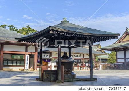 Naritasan Shinshoji Temple Smoke rising from the incense cabinet 70584247