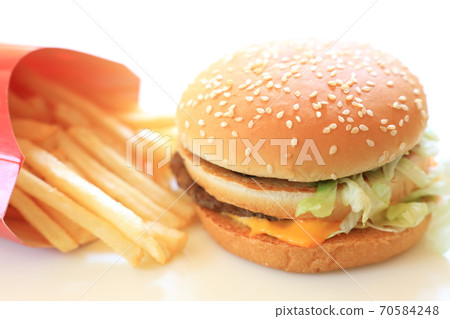可口漢堡包和炸薯條 70584248
