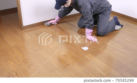 Woman waxing the floor Woman waxing the floor 70585299