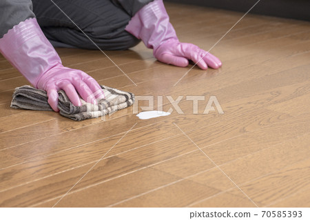 Waxing flooring 70585393