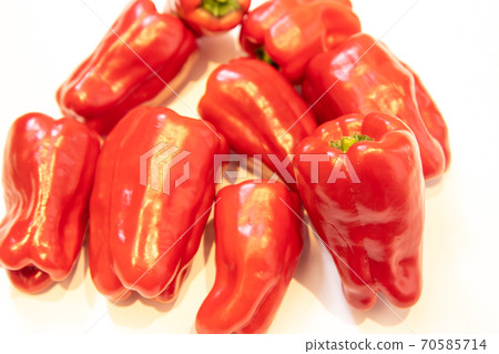 Ripe red peppers 70585714