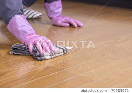 Waxing flooring Waxing flooring 70585971
