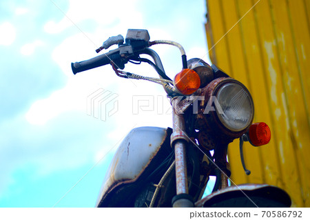 生鏽的舊自行車和藍藍的天空 70586792