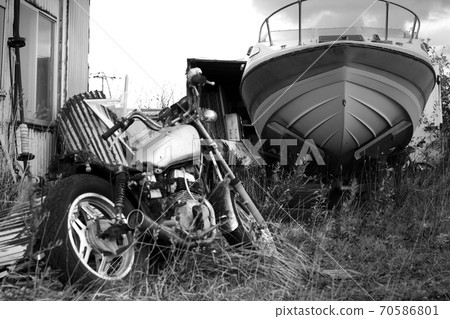 船和生鏽的自行車在陸地上休息 船和生鏽的自行車在陸地上休息 70586801