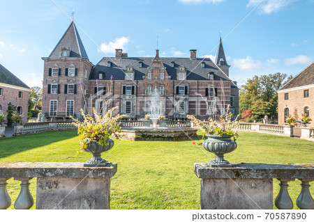 Frontside castle Twickel, with banister and fountain in the front.2 Frontside castle Twickel, with banister and fountain in the front.2 70587890
