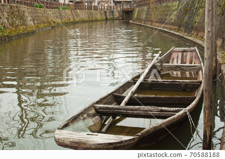 千葉縣香取市撒哈拉沙漠水鄉的舊船 70588188