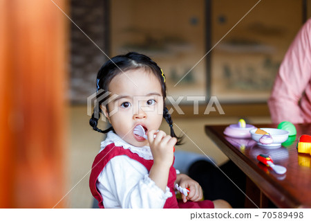 爸爸和可愛的女孩，住在鄉下 70589498