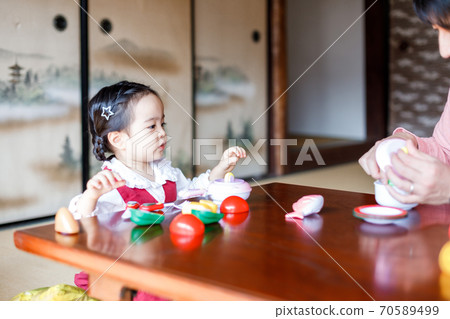 爸爸和可愛的女孩，住在鄉下 70589499