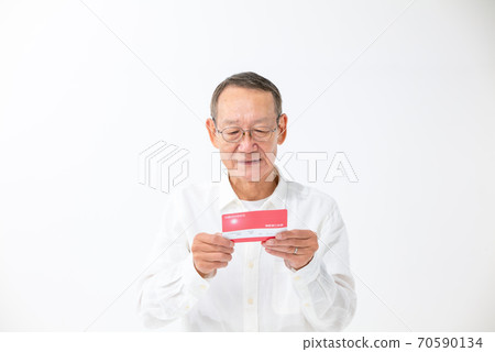 老人們困擾著看著存摺 70590134