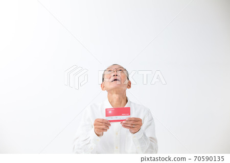 老人們困擾著看著存摺 70590135