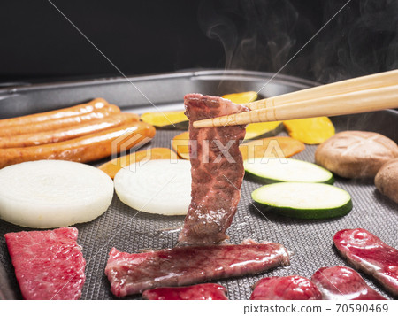 與熱板的烤肉 與熱板的烤肉 70590469