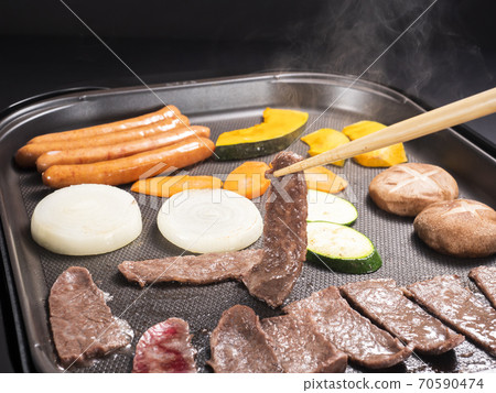 與熱板的烤肉 70590474
