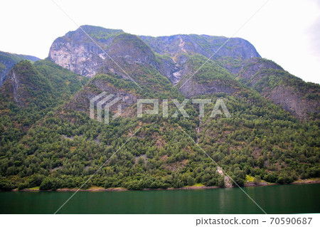 山表面的看法像從Sognefjord巡航觀光船的微風在Fromm和Gudvangen，挪威之間。 70590687