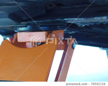 Jack up with a garage jack 70591116