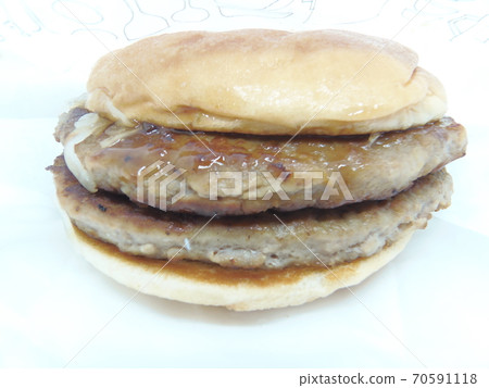 Hamburger with 2 patties 70591118