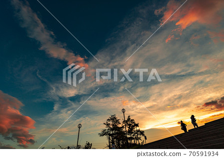 美麗的日落和輪廓，寶塚山手台北公園，8月中旬 70591934