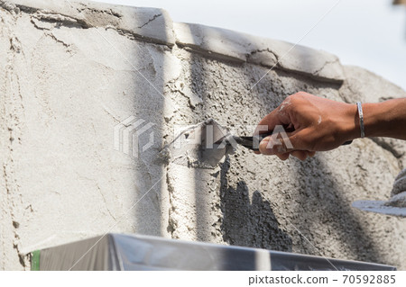 繪製門柱的左官員 70592885