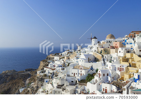 伊亞在希臘聖托里尼島上的壯麗景色從伊亞2老城堡看的藍色極好的景色 伊亞在希臘聖托里尼島上的壯麗景色從伊亞2老城堡看的藍色極好的景色 70593000