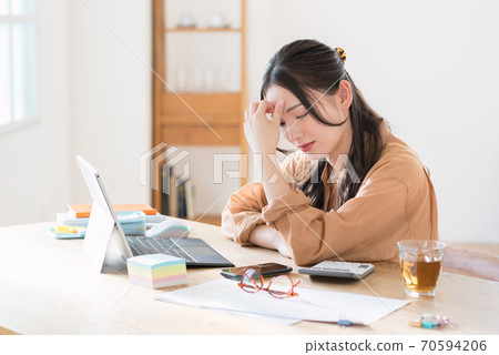 從遠程辦公在家感到累的女商人 從遠程辦公在家感到累的女商人 70594206