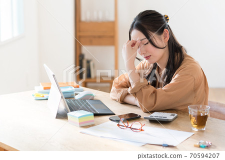 從遠程辦公在家感到累的女商人 從遠程辦公在家感到累的女商人 70594207