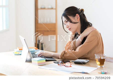 從遠程辦公在家感到累的女商人 70594209