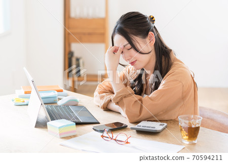從遠程辦公在家感到累的女商人 從遠程辦公在家感到累的女商人 70594211